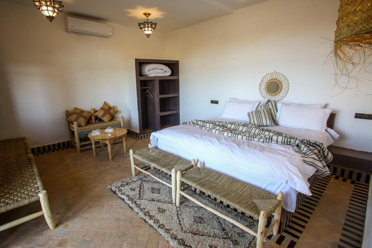 Riadsuerteloca Merzouga Hassilabied Dış mekan fotoğraf A bedroom in a luxury desert camp