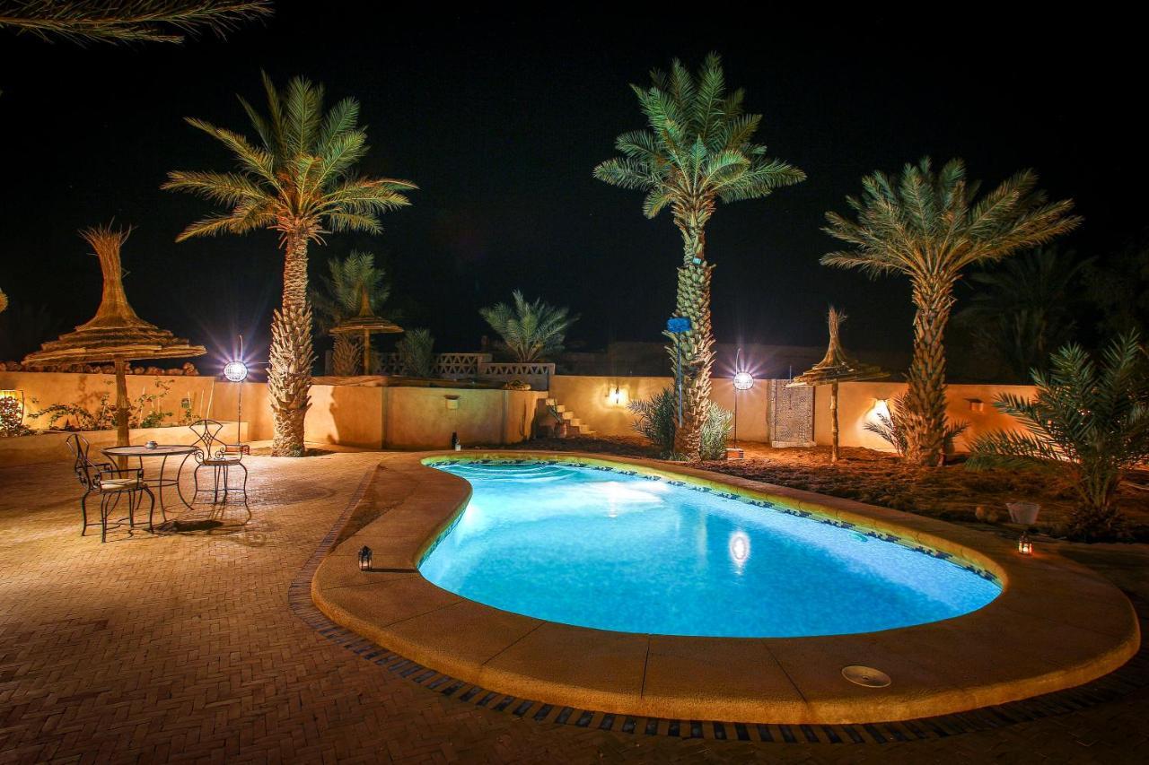 Riadsuerteloca Merzouga Hassilabied Dış mekan fotoğraf A swimming pool at night