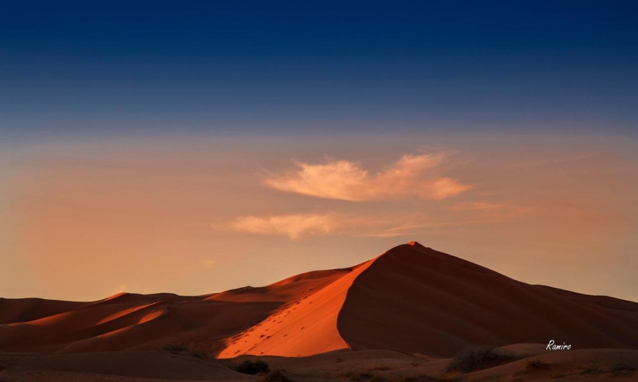 Riadsuerteloca Merzouga Hassilabied Dış mekan fotoğraf Dune 45 at sunset