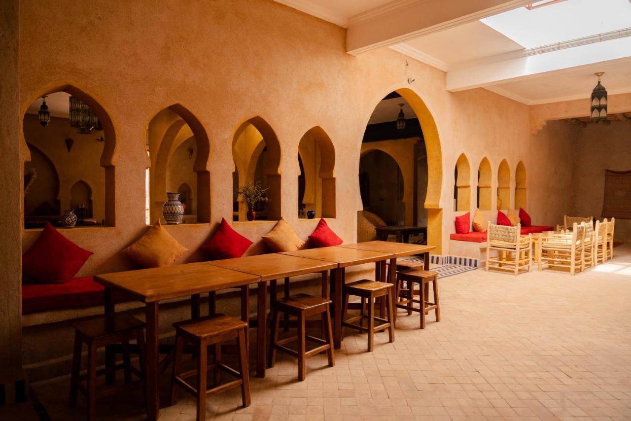 Riadsuerteloca Merzouga Hassilabied Dış mekan fotoğraf The interior of a Moroccan restaurant