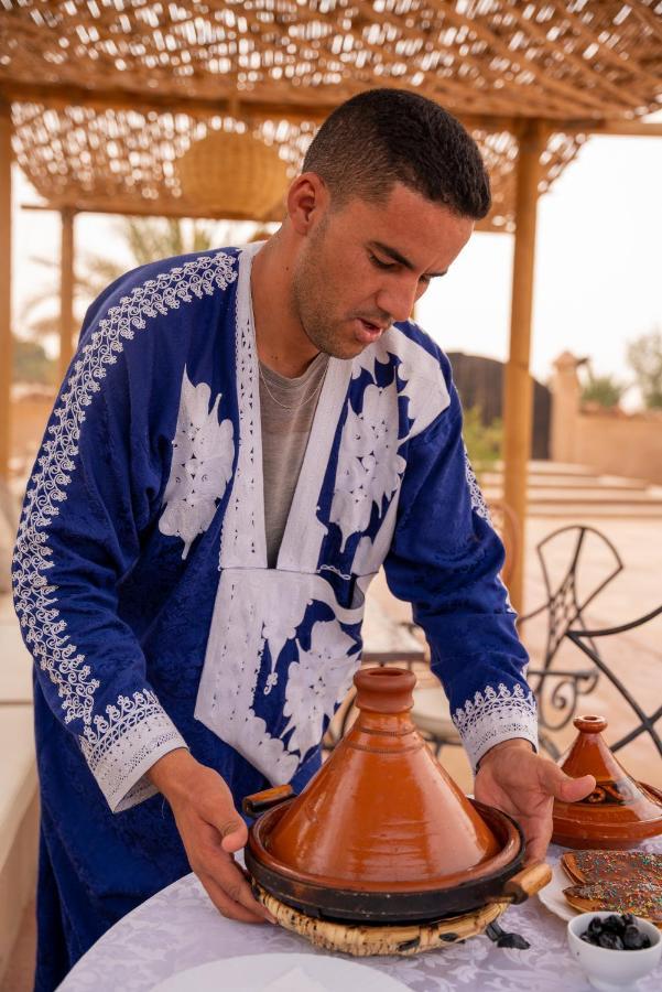 Riadsuerteloca Merzouga Hassilabied Dış mekan fotoğraf A Moroccan Jew wearing a blue talit
