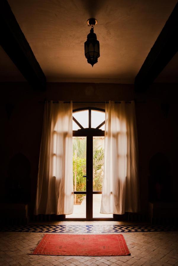 Riadsuerteloca Merzouga Hassilabied Dış mekan fotoğraf Window with curtains