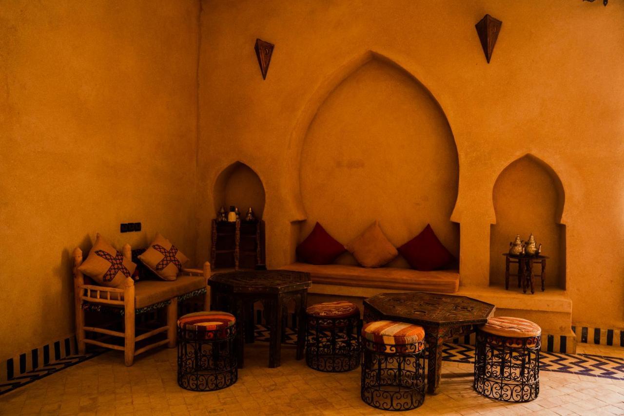 Riadsuerteloca Merzouga Hassilabied Dış mekan fotoğraf A Moroccan living room