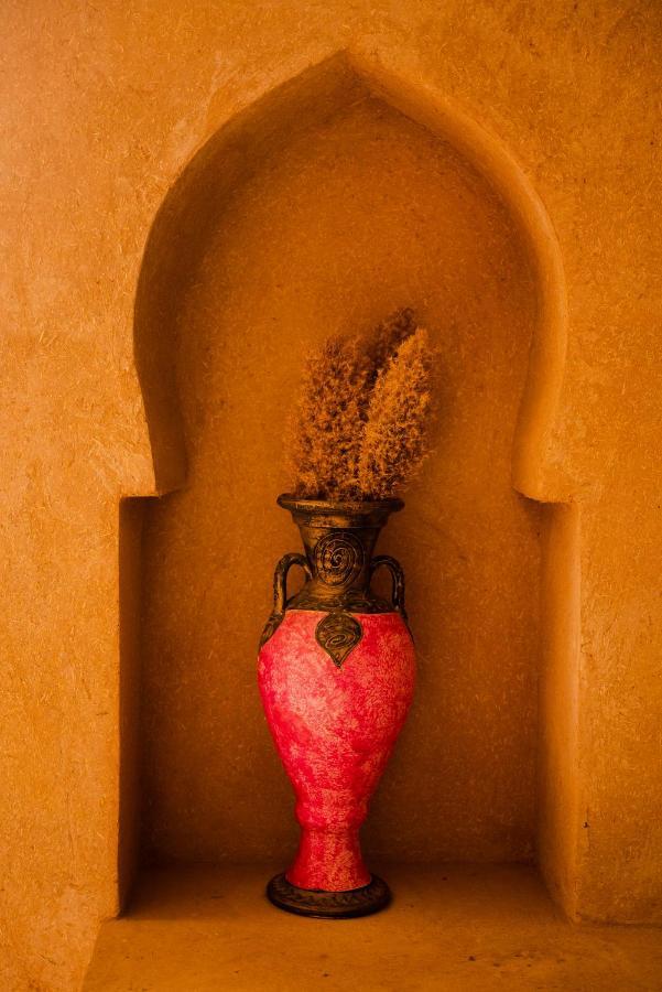 Riadsuerteloca Merzouga Hassilabied Dış mekan fotoğraf Incense burner in the temple