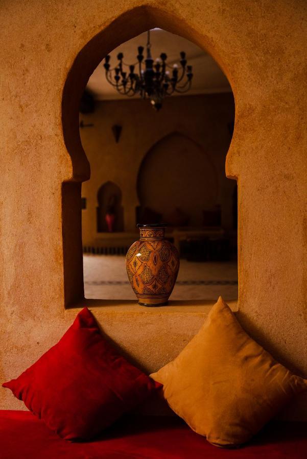 Riadsuerteloca Merzouga Hassilabied Dış mekan fotoğraf A window in the palace