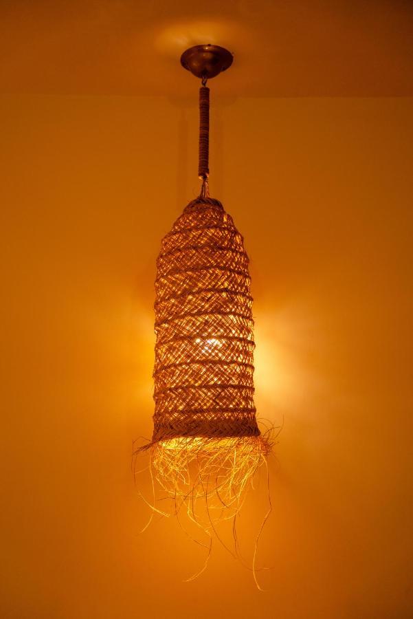 Riadsuerteloca Merzouga Hassilabied Dış mekan fotoğraf A traditional lamp