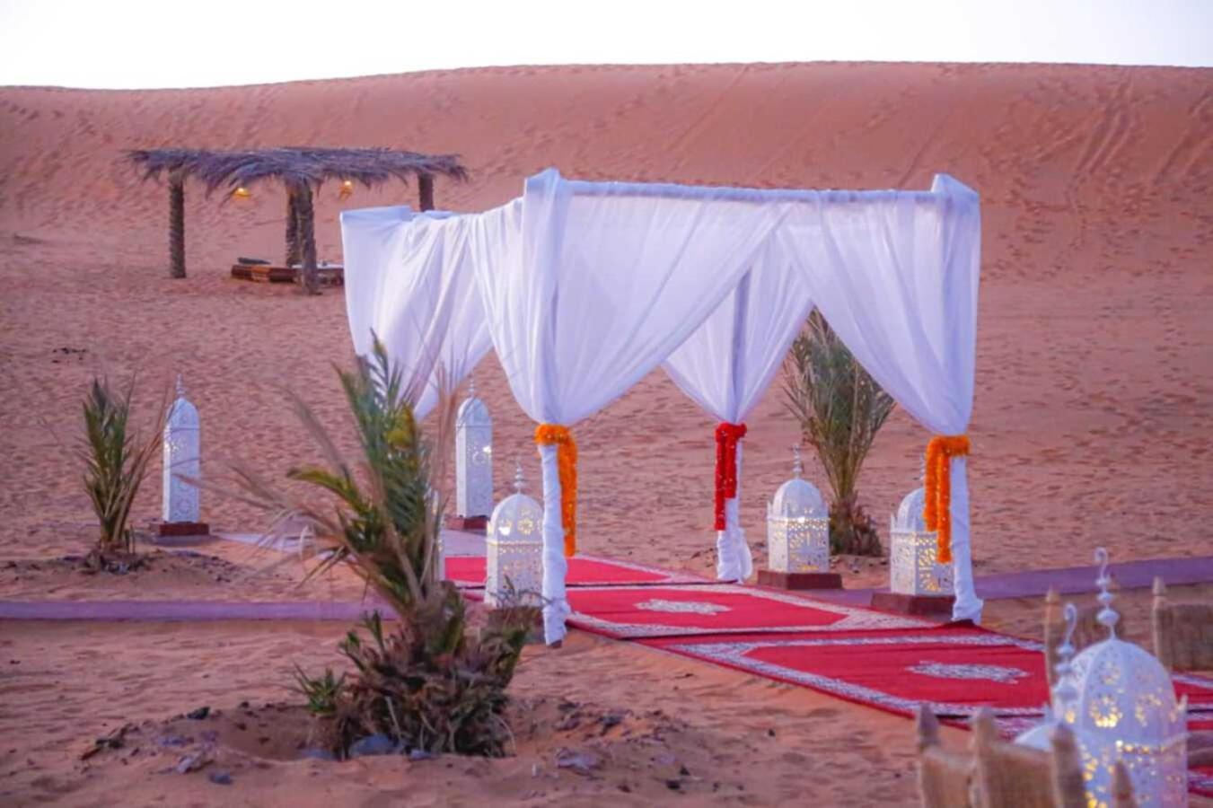 Riadsuerteloca Merzouga Hassilabied Dış mekan fotoğraf A tent in the desert