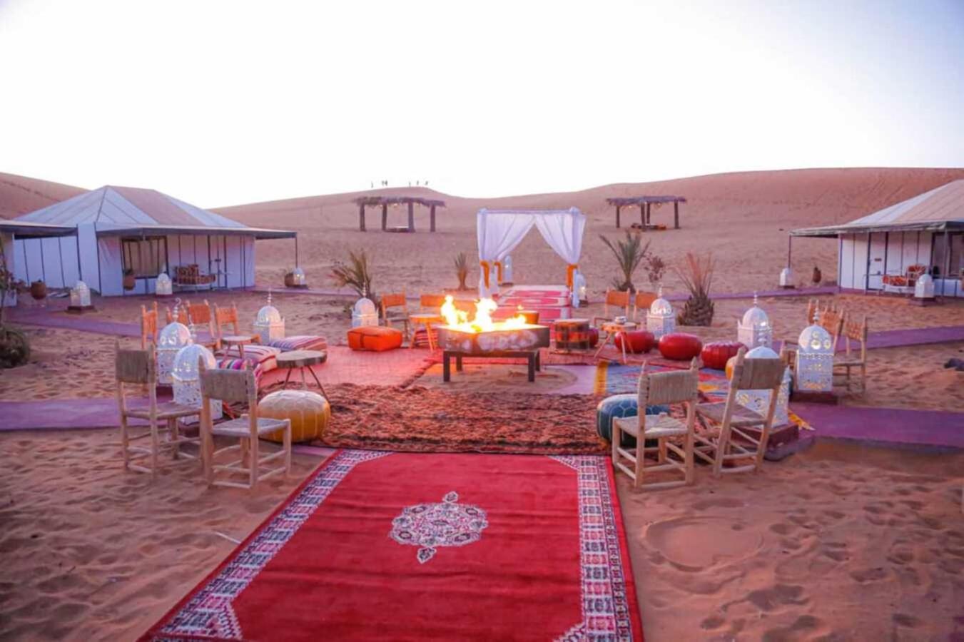 Riadsuerteloca Merzouga Hassilabied Dış mekan fotoğraf A luxury desert camp in the Sahara