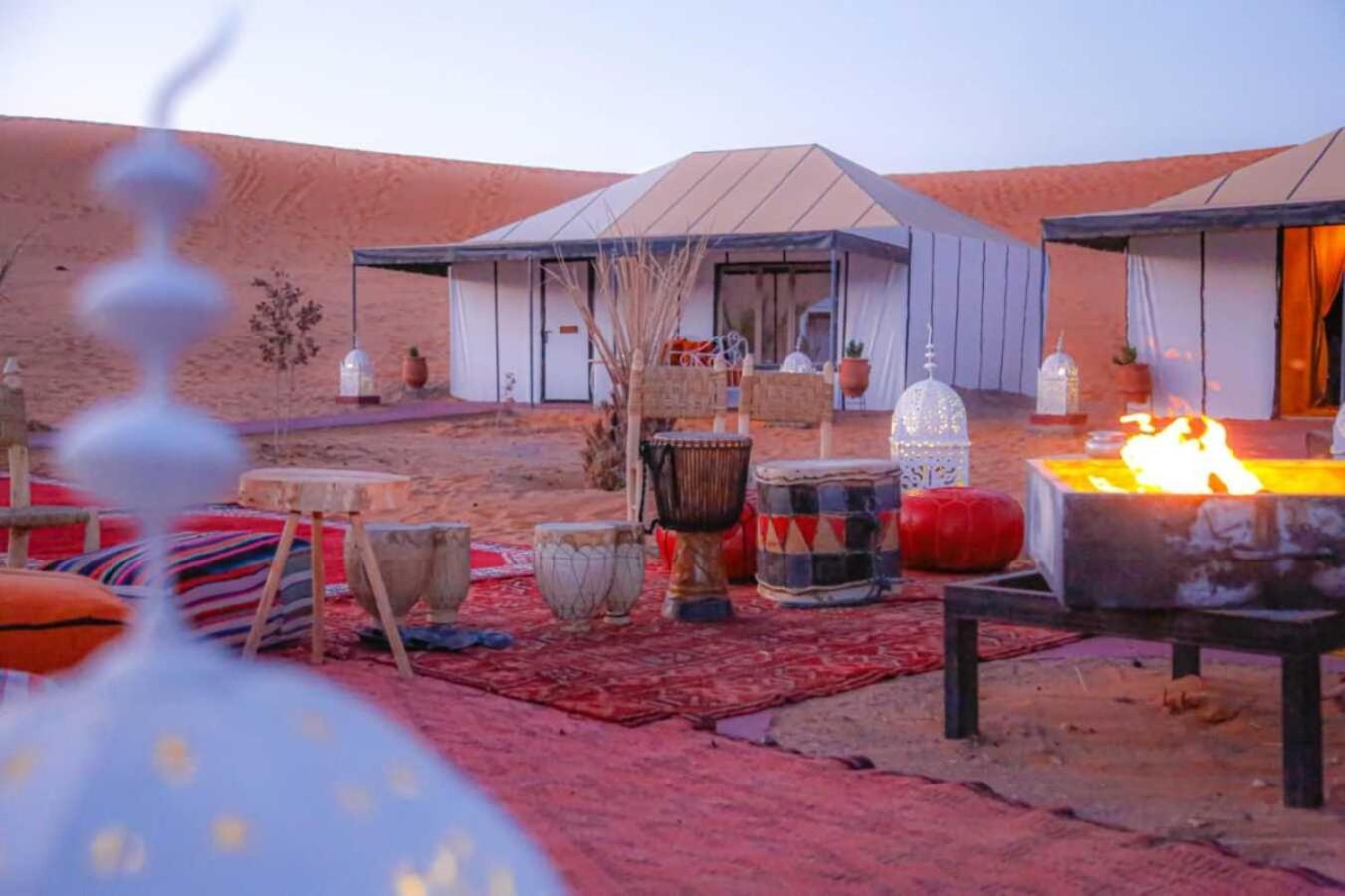 Riadsuerteloca Merzouga Hassilabied Dış mekan fotoğraf A luxury desert camp in the Sahara