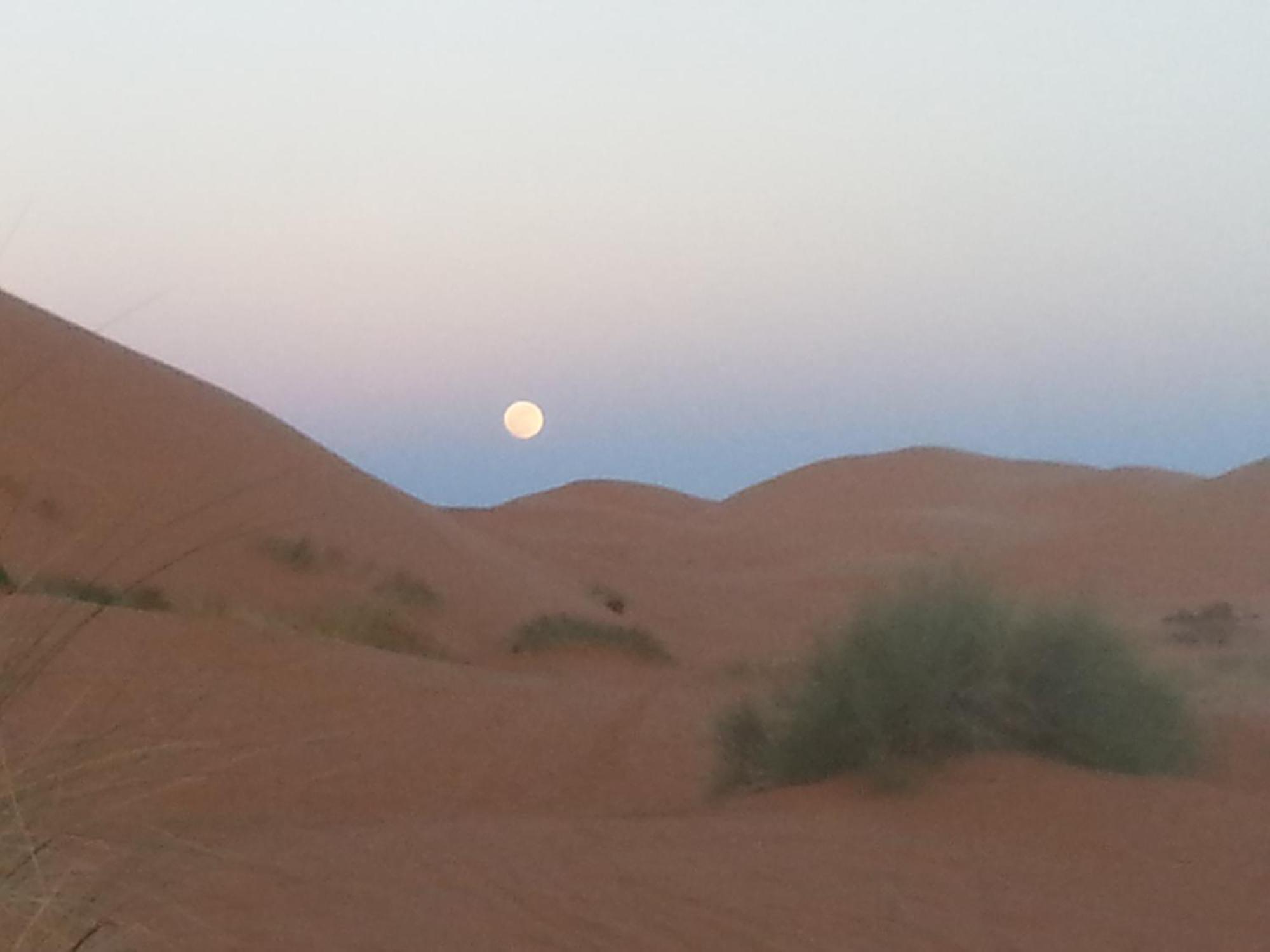 Riadsuerteloca Merzouga Hassilabied Dış mekan fotoğraf Moon over the dunes