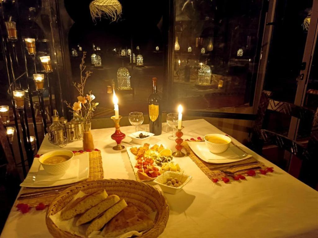 Riadsuerteloca Merzouga Hassilabied Dış mekan fotoğraf A romantic dinner