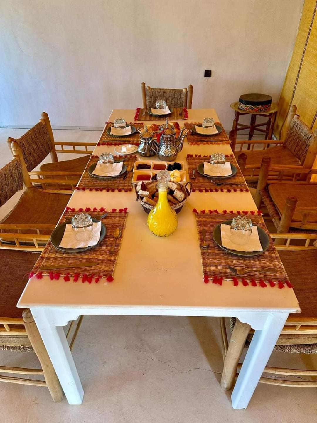 Riadsuerteloca Merzouga Hassilabied Dış mekan fotoğraf A table set for a meal