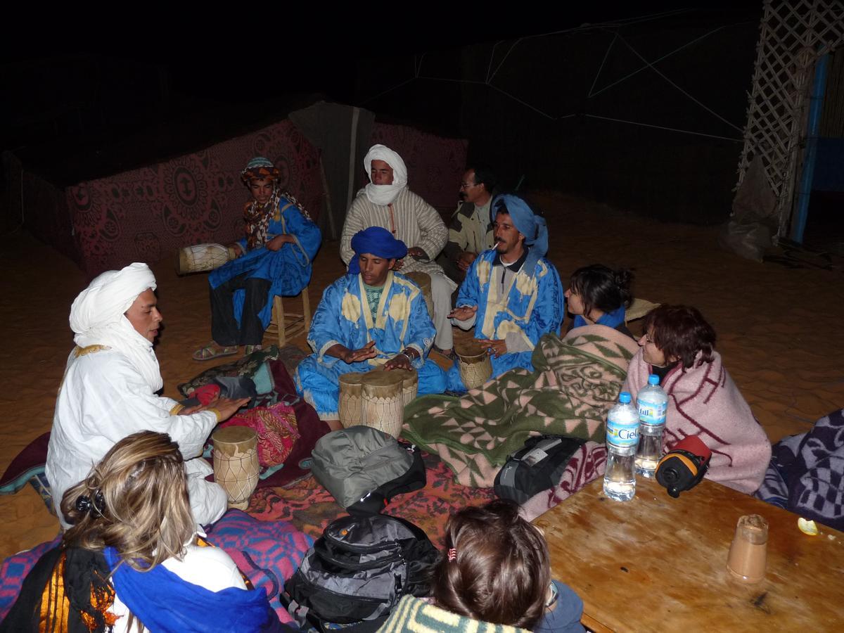 Riadsuerteloca Merzouga Hassilabied Dış mekan fotoğraf Gnaou musicians in a desert camp