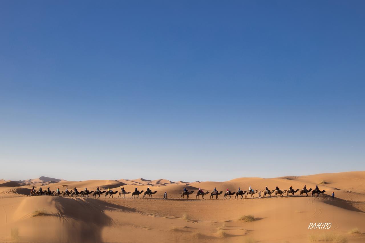 Riadsuerteloca Merzouga Hassilabied Dış mekan fotoğraf A caravan in the Sahara